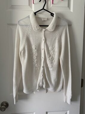 Authentic Vintage 1970s grandmacore floral appliqué cream sweater